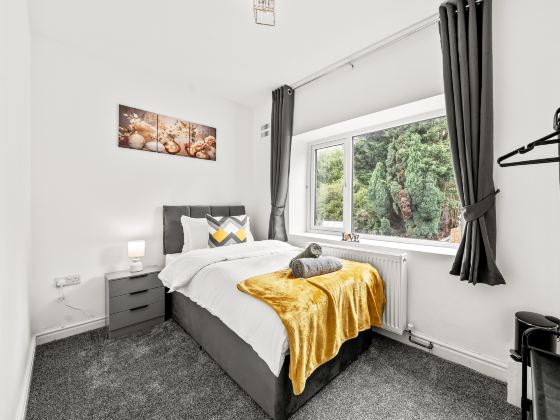 5BR 2.5BA | WiFi | Parking | 8 Beds | Atherton M46