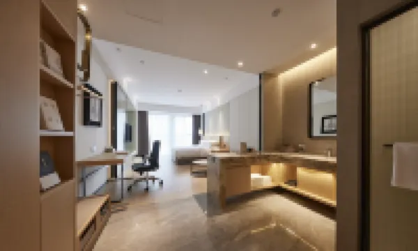 Minghui Yilan (Huanghe University of Science and Technology South Third Ring Road Subway Station)