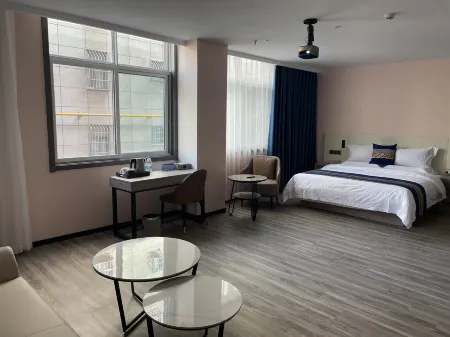 Xi'an Huichen Hotel (Yanliang Xifei No.2 Middle School People's Hospital Branch) Отели рядом с достопримечательностью «Xi'an Aeronautical Polytechnic Institute»