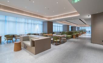 room, providing a spacious and inviting area for socializing and dining at All Seasons Hotel (Guangzhou Tianhe Sports Center Branch)
