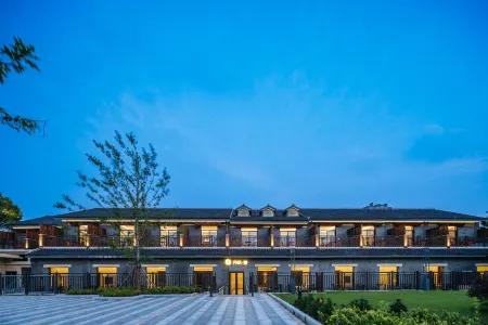 Floral Lux Hotel·Taizhou Fengchenghe Resort Hotel (Old Street) Отели рядом с достопримечательностью «Taizhou University»