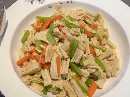 Elong R.YUN Hotel (Wulanchabu Zhiye Railway Station) Отели рядом с достопримечательностью «Ulanqab Night · Ice and Snow Carnival»