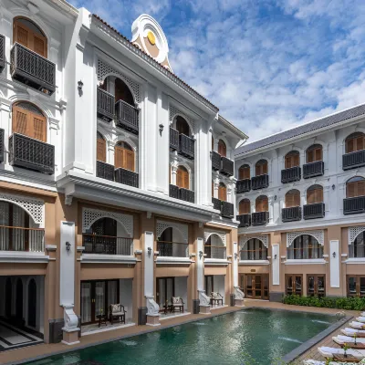 Chino@Nimman Luxury Boutique Hotel Hotels near Ton Payom Market