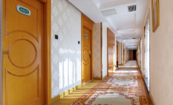 Pengcheng International Hotel (Shenzhen Putian Wuhe Metro Station)