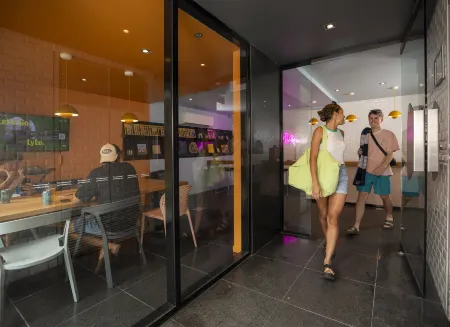 LyLo Brisbane Отели рядом с достопримечательностью «Cloudland»