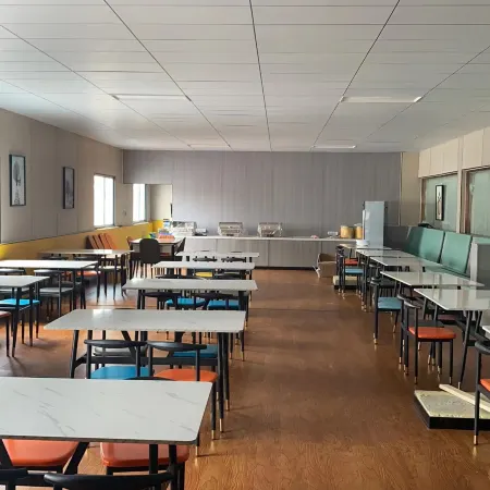 Zogang County Rezen Select Hotel