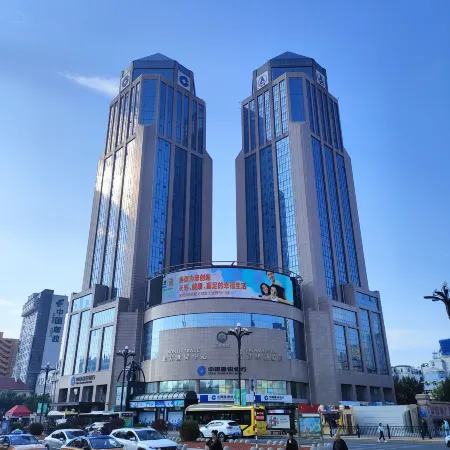 Harbin Huarong Hotel (Harbin Railway Station Museum Subway Station Branch) Отели рядом с достопримечательностью «Железнодорожный вокзал Харбин»