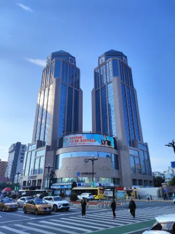 Harbin Huarong Hotel (Harbin Railway Station Museum Subway Station Branch) Отели рядом с достопримечательностью «Revolution Leader Memorial»