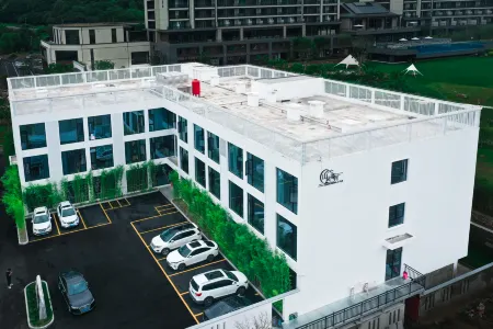 Huangguoshu Mountain Wind, send the moon lodging