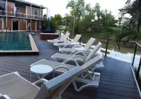 Hi Creek Resort Hotel dekat Wat Rattana Mongkhon