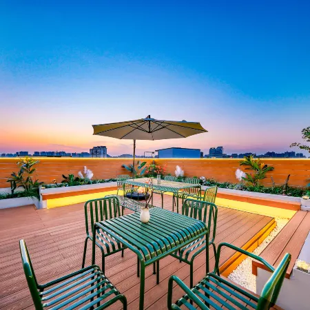Sky Garden Rooftop Social Hostel | Steps to Bell Tower & Food St (24H & English-Friendly)