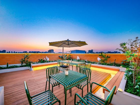 Sky Garden Rooftop Social Hostel | Steps to Bell Tower & Food St (24H & English-Friendly)