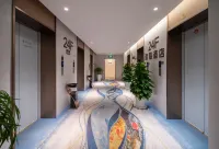 Zhuimeng Light Luxury Hotel (South High-Speed Railway Station Chunrong Street Subway Station) - Condos