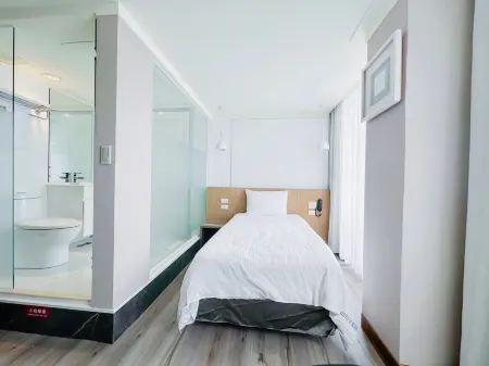 Days Fine Hotel Отели рядом с достопримечательностью «National Kaohsiung Center for the Arts-Weiwuying»