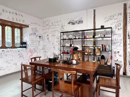 Shangri-La Tiger Leaping Gorge Qiyan Guanshan Boutique Homestay Отели рядом с достопримечательностью «First bay of the Yangtze River»