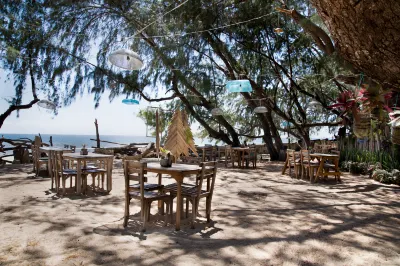 Cemara Beachfront Suite Hotel dekat Erom Mart