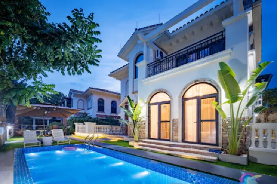 Walking through the Flower Street and Meeting the Sea