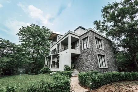 Farm Duck Resort Отели рядом с достопримечательностью «Wat Khuan Khao Laem»