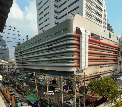New Open Room |1 minute to Central |3 minutes to BTS Skytrain