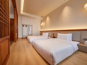 Huayue Village Hot Spring Hotel