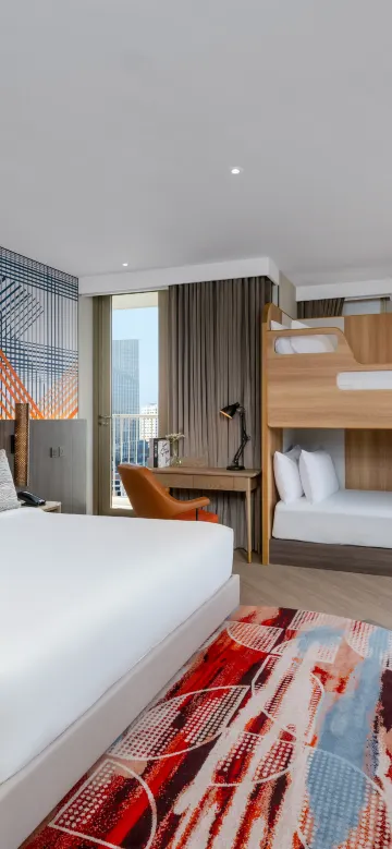 ห้องแฟมิลี่ พร้อมเตียงคิงไซส์ 1 เตียง เตียงสองชั้น 1 เตียง พร้อมระเบียง