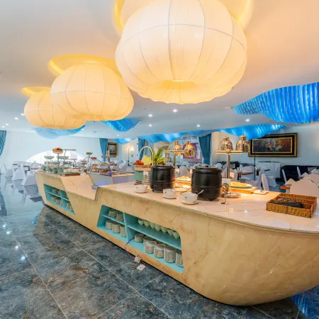 Nha Trang Prince Hotel Отели рядом с достопримечательностью «Кафедральный собор Нятранга»