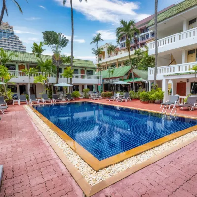 The Expat Hotel Отели рядом с достопримечательностью «Кабаре Paradise Complex Patong»
