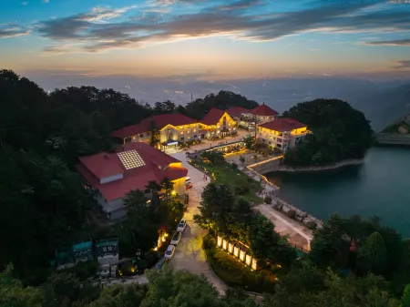 Lushan Lutos Terrace Garden Resort Hotel Отели рядом с достопримечательностью «Shimen Mountain Stream»