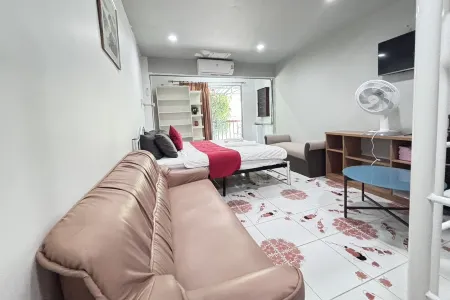 Sunshiny-BB Hostel near Punnavithi BTS station Отели рядом с достопримечательностью «Regent Home 9 Condo»