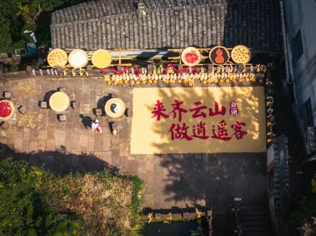 Sun Forest Resort Hotel Отели рядом с достопримечательностью «Huangshan Panda Ecological Paradise»
