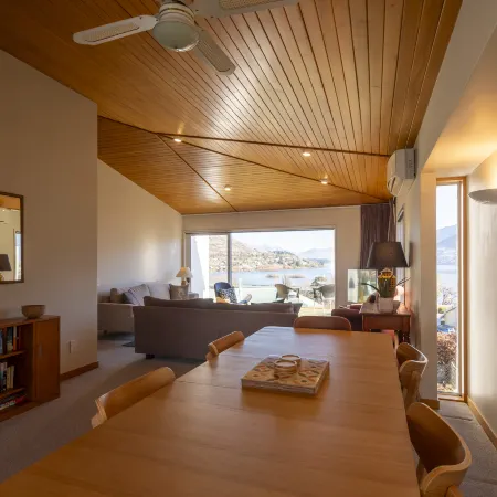 Queenstown Lakeside Gem: 3 BDR, Wi-Fi & Parking