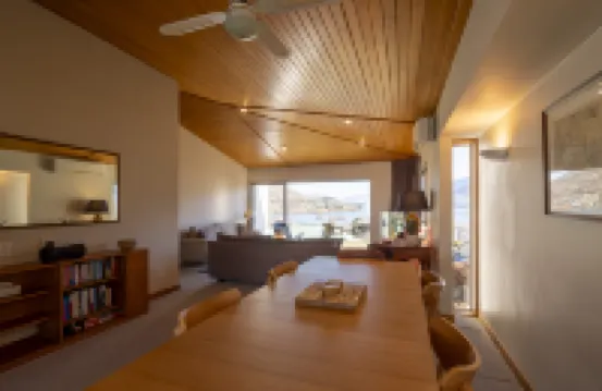 Queenstown Lakeside Gem: 3 BDR, Wi-Fi & Parking