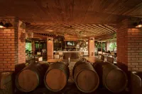 Issara Boutique Winery Hotel - bar