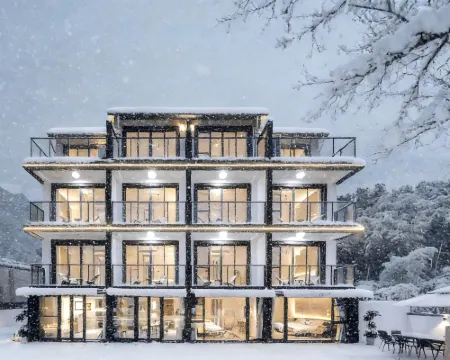 A pillow cloud · Pure oxygen in the cloud mountain top pool vacation beautiful stay 安吉のホテル