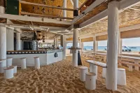 Beachcomber Island Resort - bar
