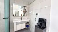 Dark rain drenches fine residential accommodation - พร้อมอาหารเช้า