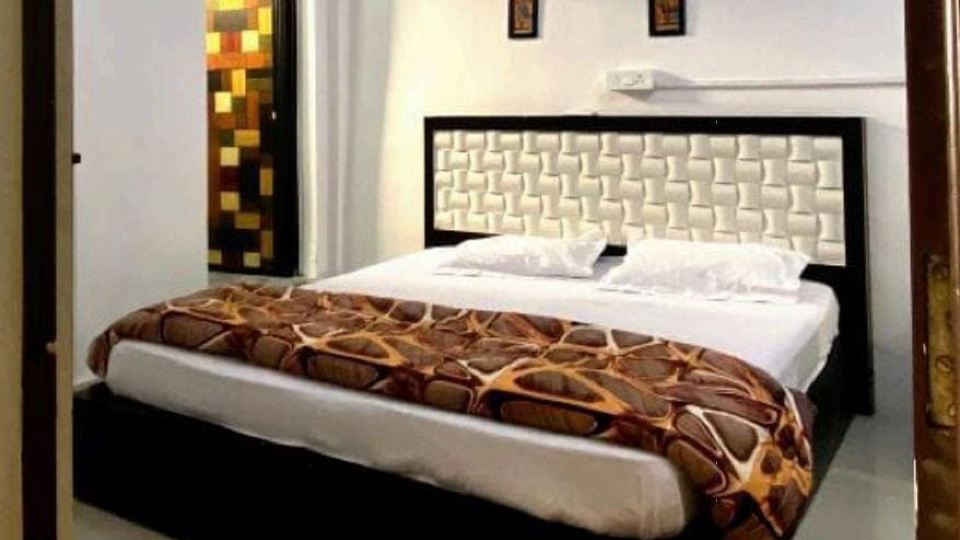 Homestay near isbt kashmiri gate & metro | private rooms & dorms