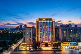 Qingyang Xiongyue Grand Hotel (Municipal Government Dongfang Lijingmao)