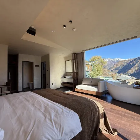 Cloudrest Moon Cliff Lodge