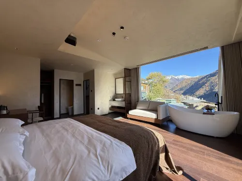 Cloudrest Moon Cliff Lodge