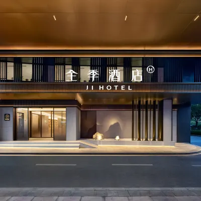 Ji Hotel Chongqing Jinkai Avenue-Heping Road Subway Station Branch Hotels near Chongqing Liangjiang Yucai Middle School (New Campus)