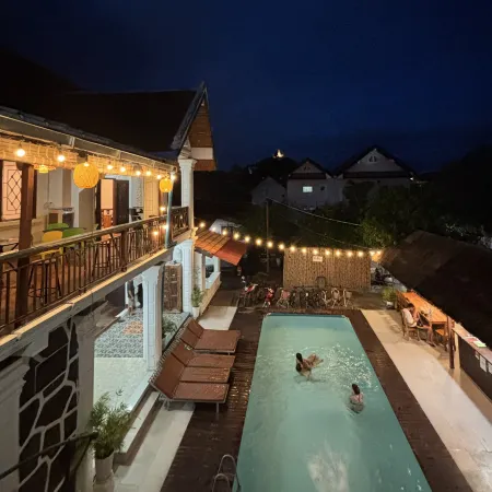 Luang Prabang Mountain View Hostel & Bar Отели рядом с достопримечательностью «Ват Ахам»