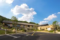 Floral Hotel·Mingye Qiulu Holiday Hotel (North Gate Transfer Center, Lushan Scenic Area) - Parkering
