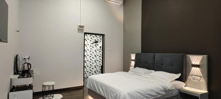Cozy Private Room with Ensuite Bathroom in Bukit Bakri โรงแรมในมัวร์