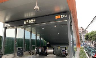 Mujia Hotel (Chengdu Chadianzi Passenger Transport Station Jinke North Road Subway Station)