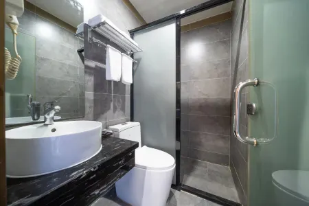 Huayi Hotel (Changde Bridge South Market Branch) Отели рядом с достопримечательностью «Gufeng Tower»