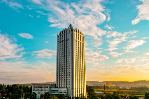 Xuanwei Xuanneng International Hotel (Railway Station)