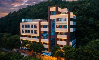 HanTing Hotel (Foshan Qinghuiyuan Huagai Road Pedestrian Street)