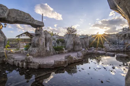 HanCheng Hot Springs International Hotel (Chuxiong Yi Ancient Town Private Soup Store) Отели рядом с достопримечательностью «Chuxiong Normal University»
