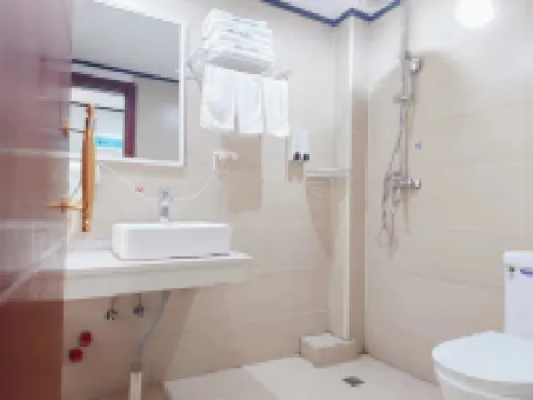 Xingyi Jinlandao Hotel (Jushan Square Dream City)